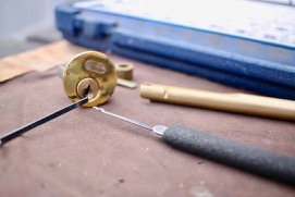 Picking a Key Cylinder picking a key cylinder by a local locksmith